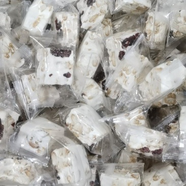 雪花青稞酥，纯粮食制作而成，甜而不腻，回味无穷，
