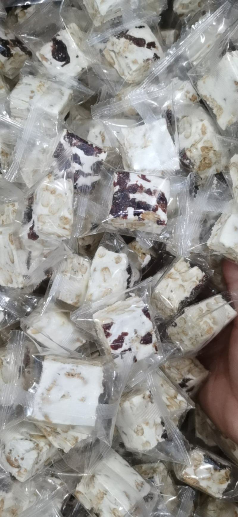雪花青稞酥，纯粮食制作而成，甜而不腻，回味无穷，