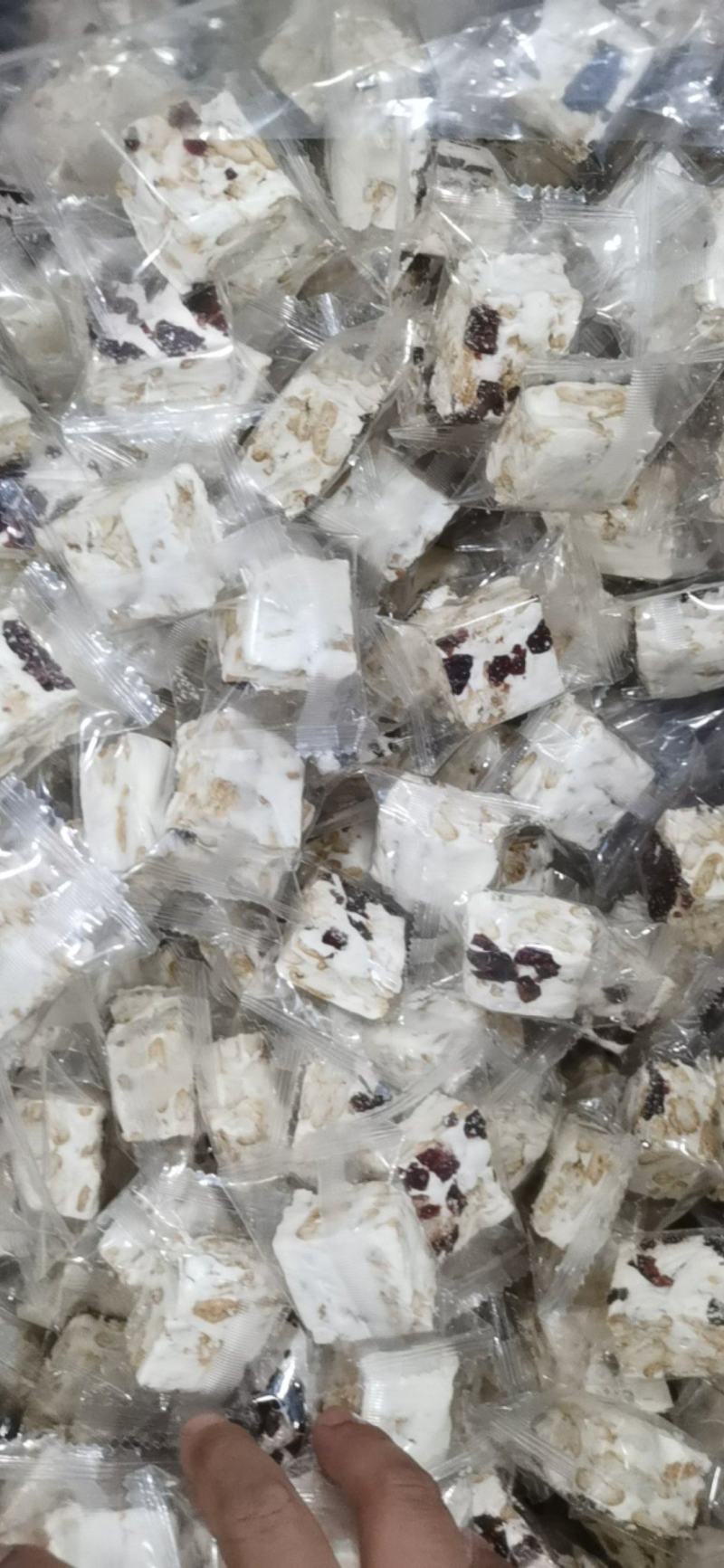 雪花青稞酥，纯粮食制作而成，甜而不腻，回味无穷，