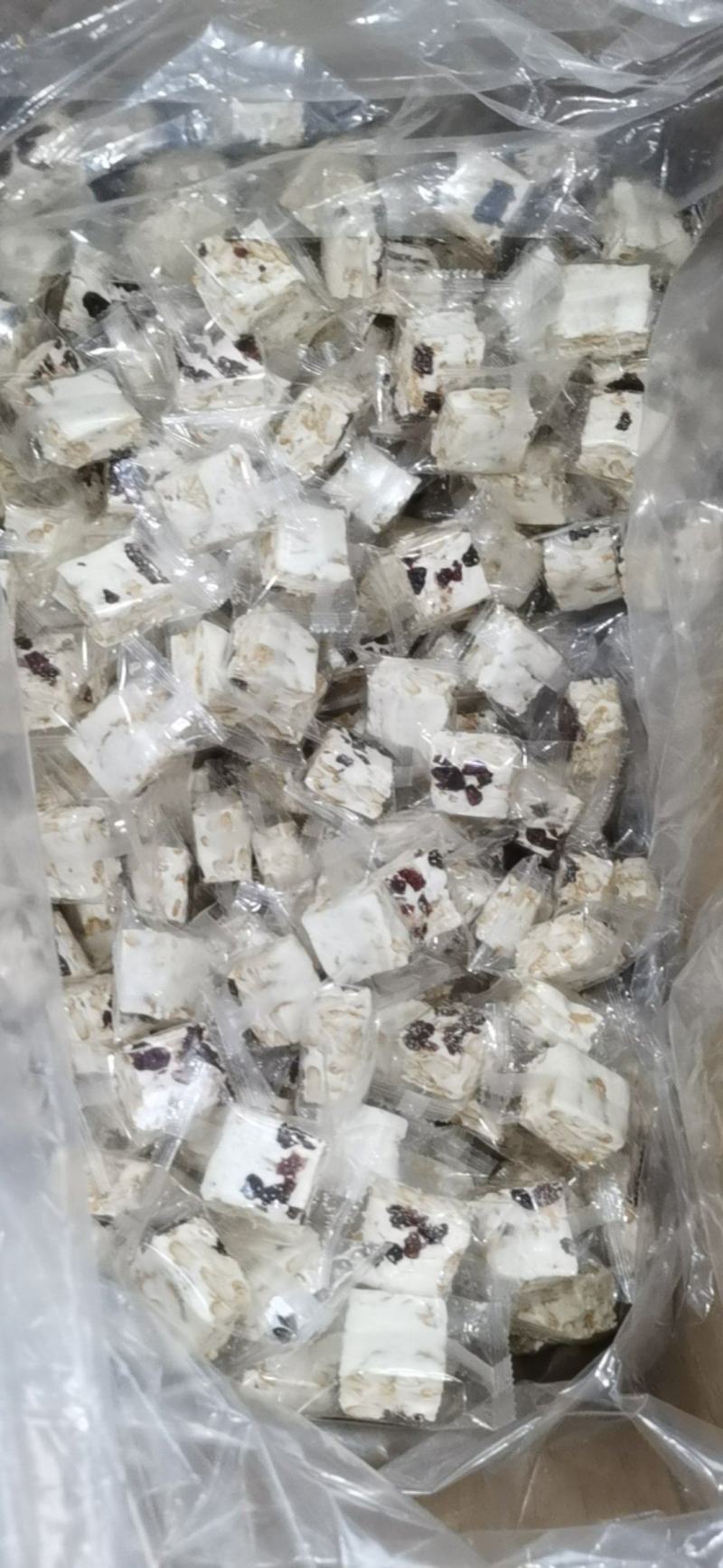 雪花青稞酥，纯粮食制作而成，甜而不腻，回味无穷，