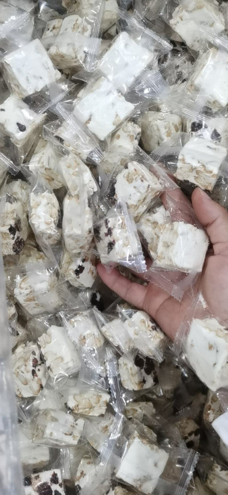 雪花青稞酥，纯粮食制作而成，甜而不腻，回味无穷，