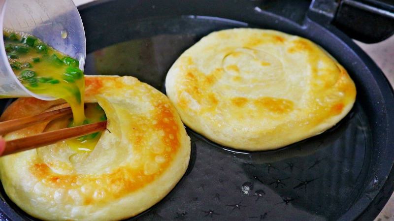 鸡蛋灌饼热销厂家直销选用优质面粉制作口感好卖相好小吃餐饮