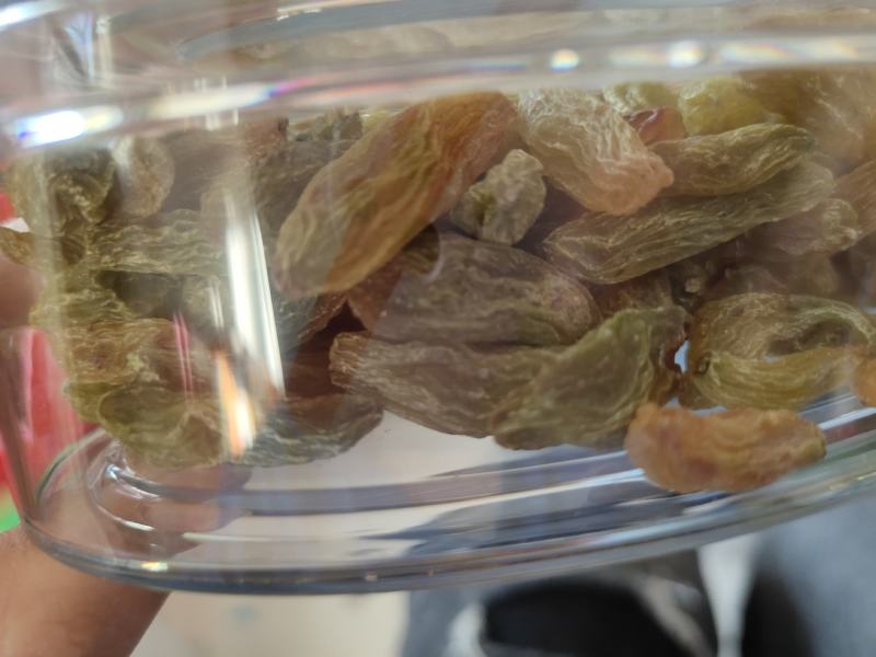 葡萄干麻正牌，酸甜可口，色丰无籽，色如翡翠，各大超市热卖