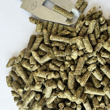 西班牙苜蓿颗粒动物园饲料兔粮龙猫粮豚鼠粮荷兰猪磨牙粮