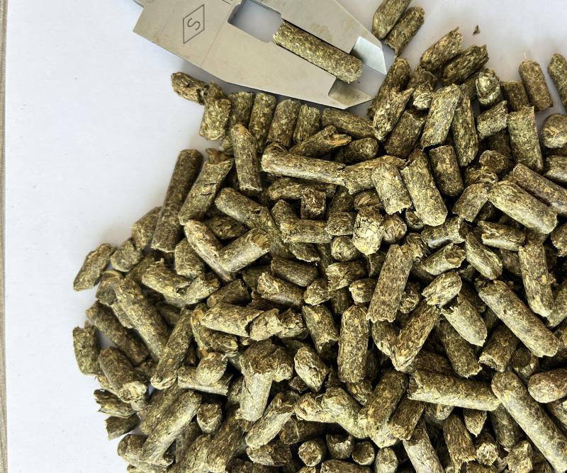 西班牙苜蓿颗粒动物园饲料兔粮龙猫粮豚鼠粮荷兰猪磨牙粮