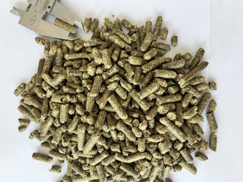 西班牙苜蓿颗粒动物园饲料兔粮龙猫粮豚鼠粮荷兰猪磨牙粮
