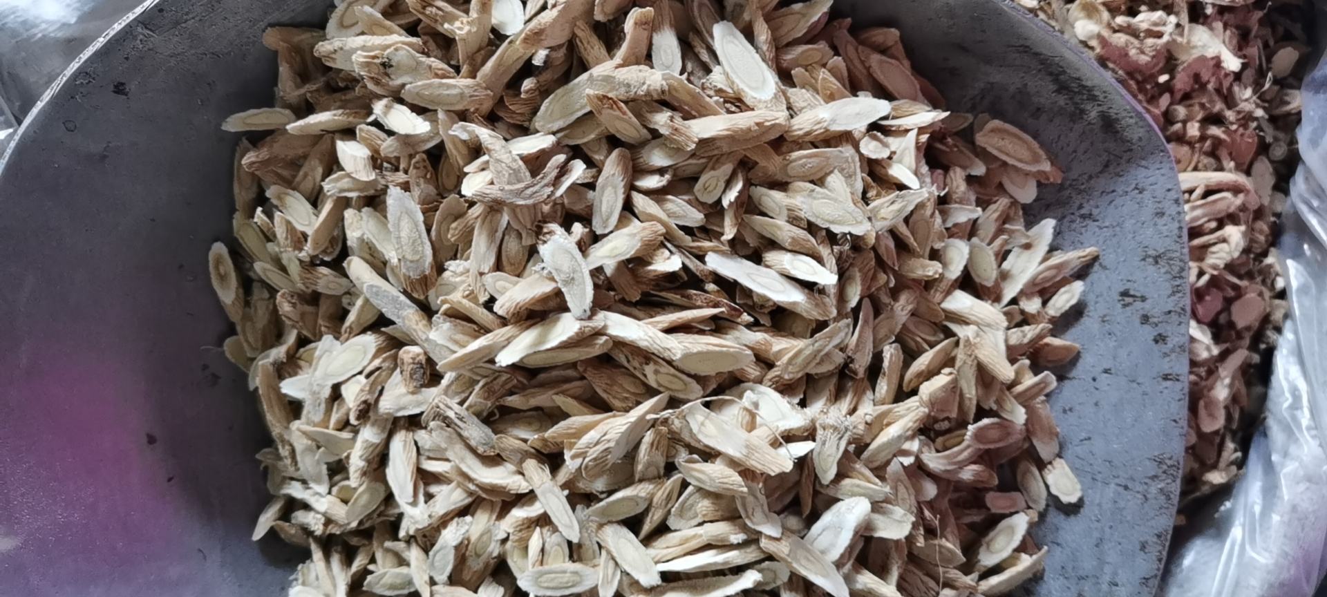 黄芪干品实物图,清晰展现其切片状态与质地特征 黄芪药材图