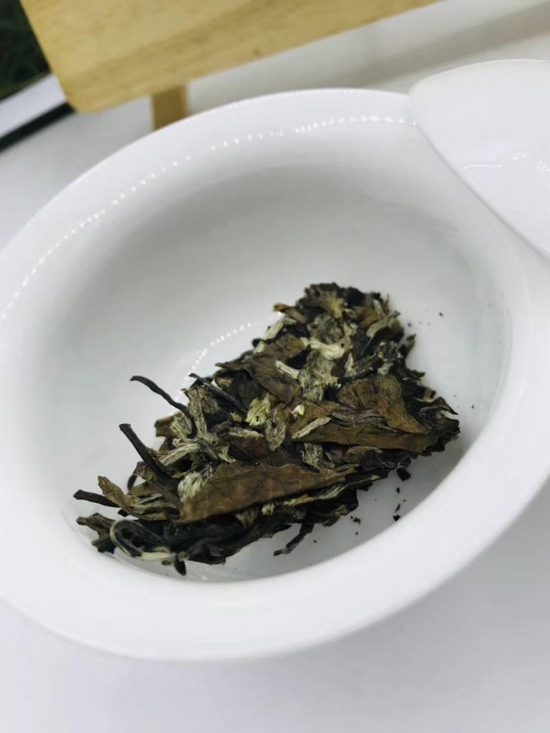 荒野-白牡丹，饼型圆润，饼香醇厚