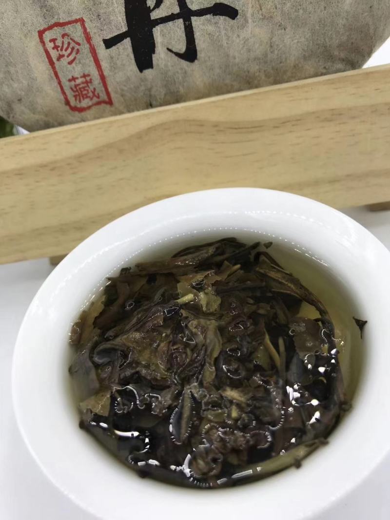 荒野-白牡丹，饼型圆润，饼香醇厚