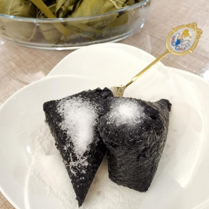 乌米饭宜兴特产乌饭草南烛叶浸泡白糯米制作乌米粽子