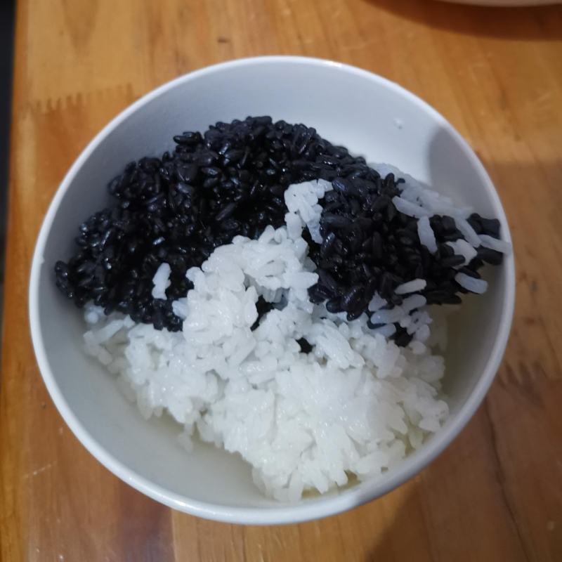 乌米饭宜兴特产乌饭草南烛叶浸泡白糯米制作乌米粽子