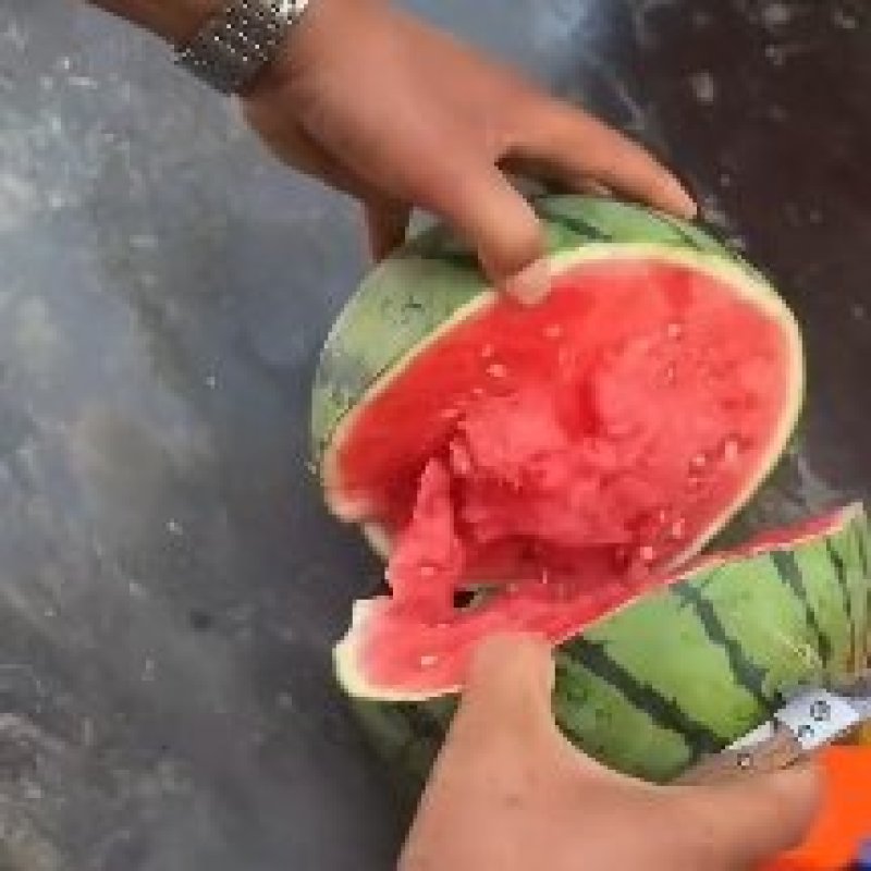 美都西瓜，果型端正，皮薄肉嫩，果肉大红，口感上佳，含糖高
