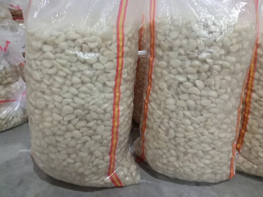 新鲜蒜米与整头大蒜对比图