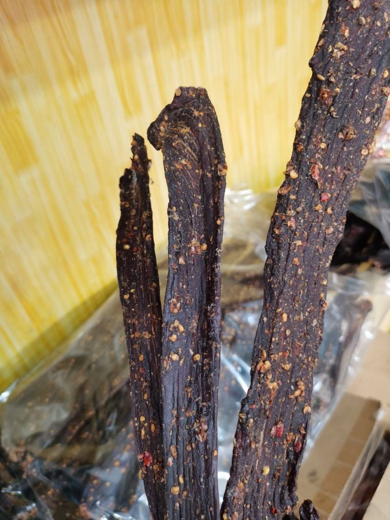 风干牛肉，真牛肉超干。贵点，但吃着放心，正宗四川风干牛肉