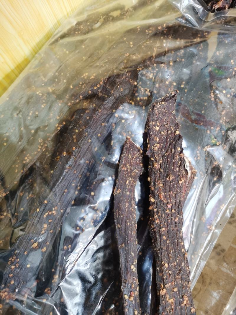 风干牛肉，真牛肉超干。贵点，但吃着放心，正宗四川风干牛肉