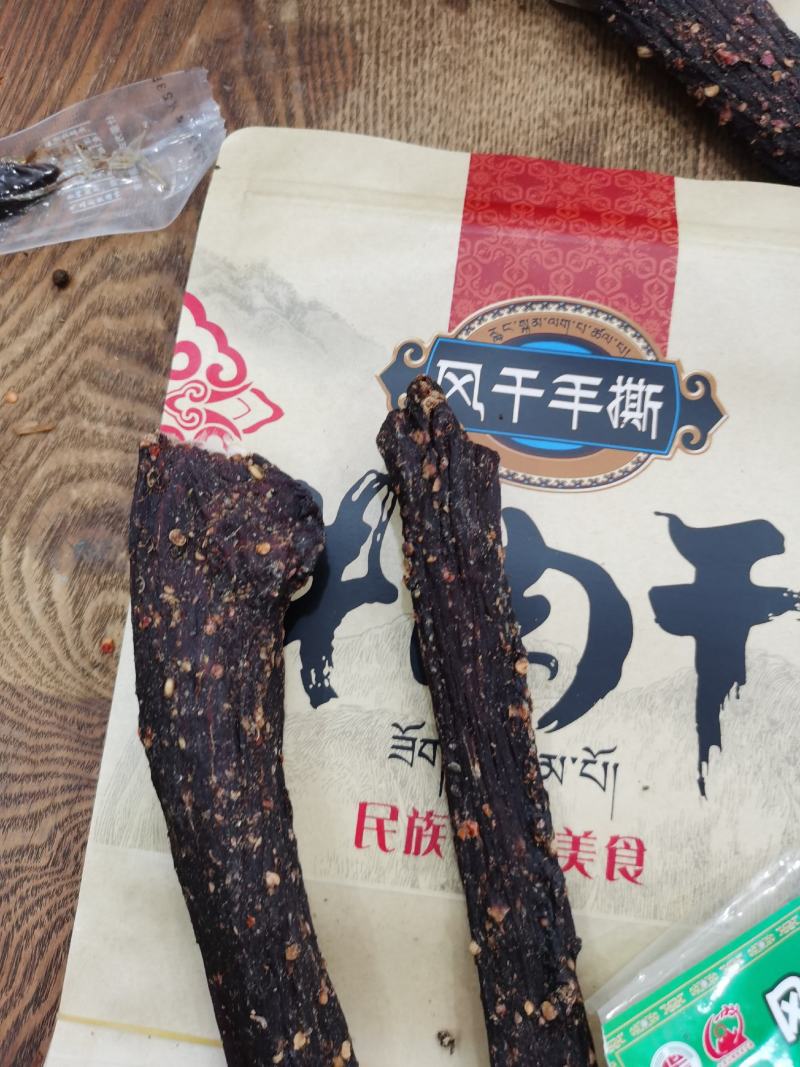 风干牛肉，真牛肉超干。贵点，但吃着放心，正宗四川风干牛肉
