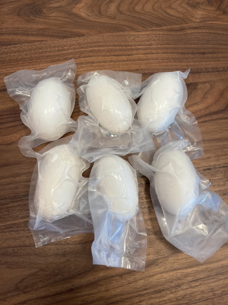 鳄鱼蛋，每年一次，被称为龙蛋，每年4-8月份可以出售，
