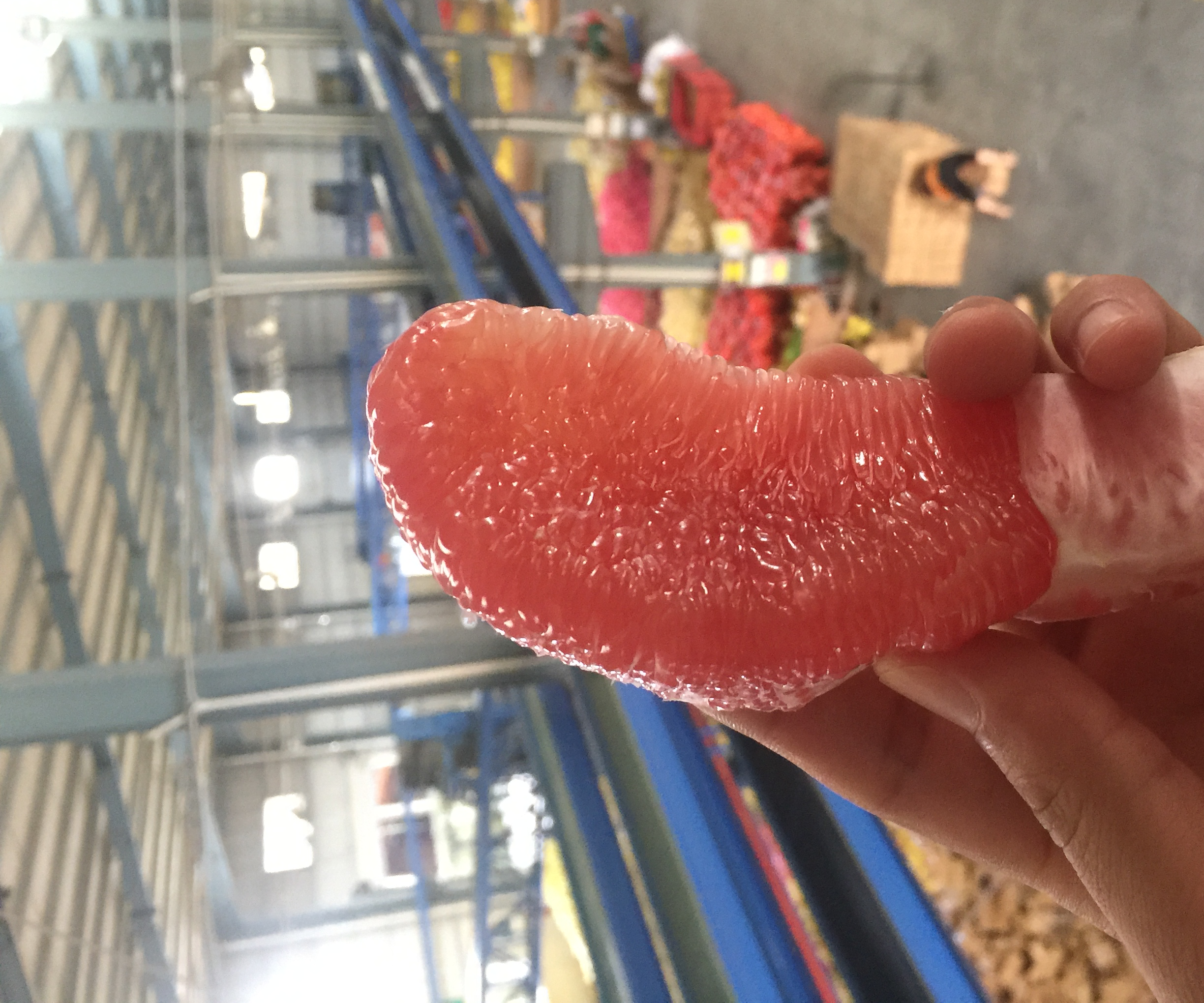 青皮红心柚果肉切片展示