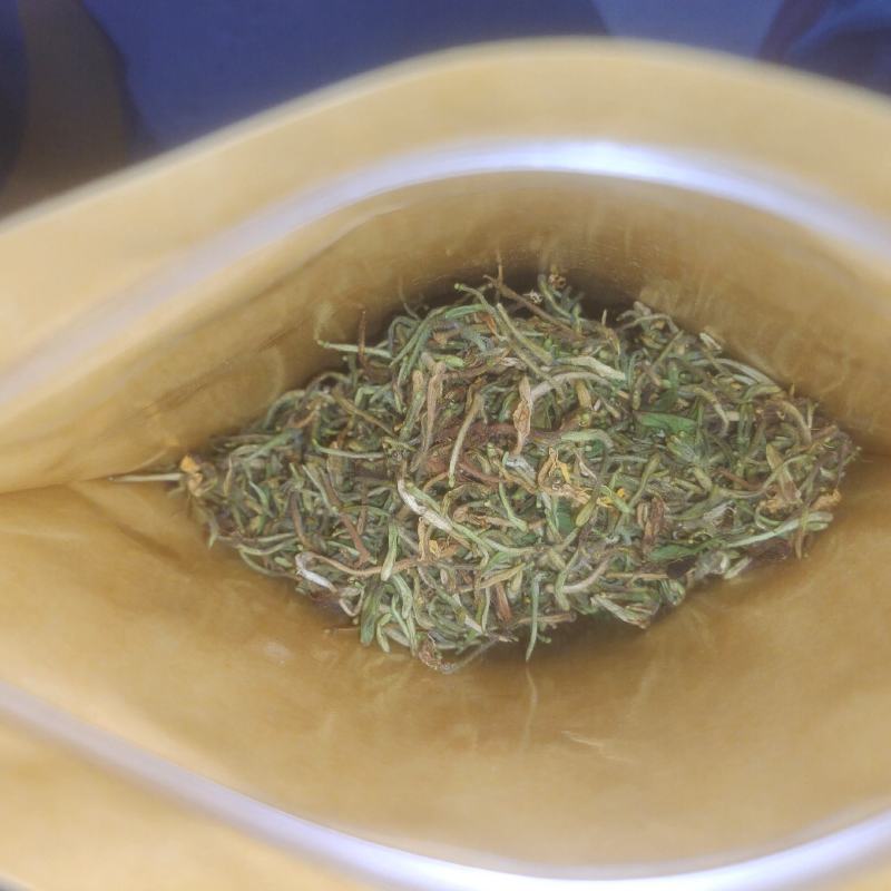 金银花五一期间父母在家采的纯野生金银花，太阳晒的。