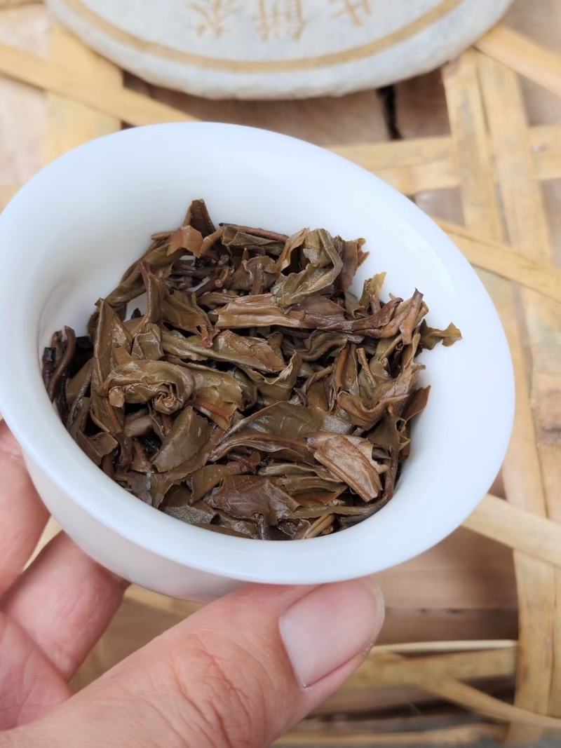 2004年班章古茶云南普洱茶烟香老生茶