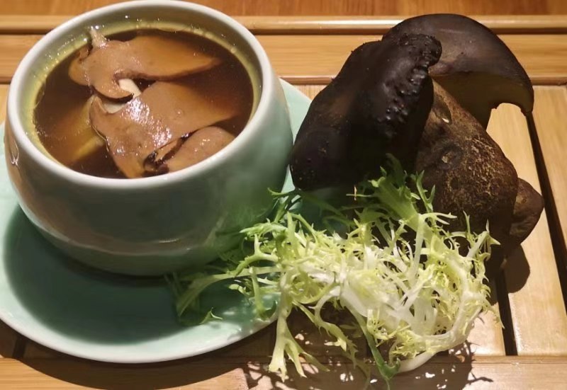 黑牛肝菌（新鲜）鲜，嫩，滑，脆。质量稳定，全年有货。