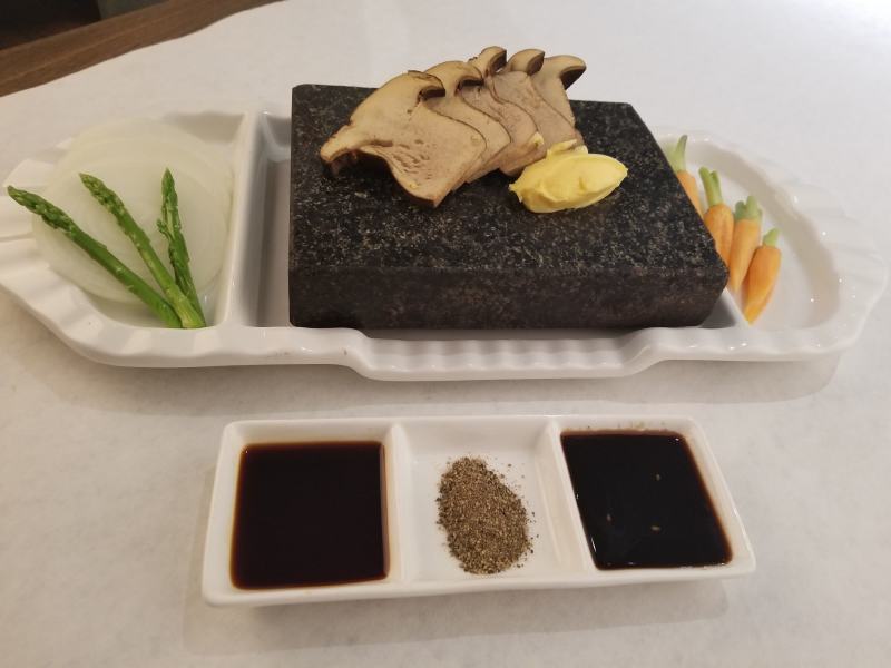 黑牛肝菌（新鲜）鲜，嫩，滑，脆。质量稳定，全年有货。