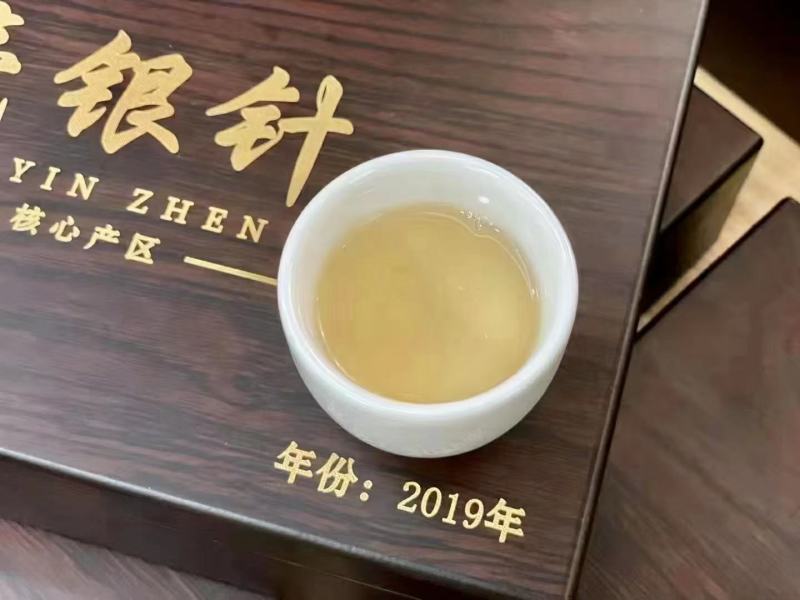 白毫银针，檀木礼盒装