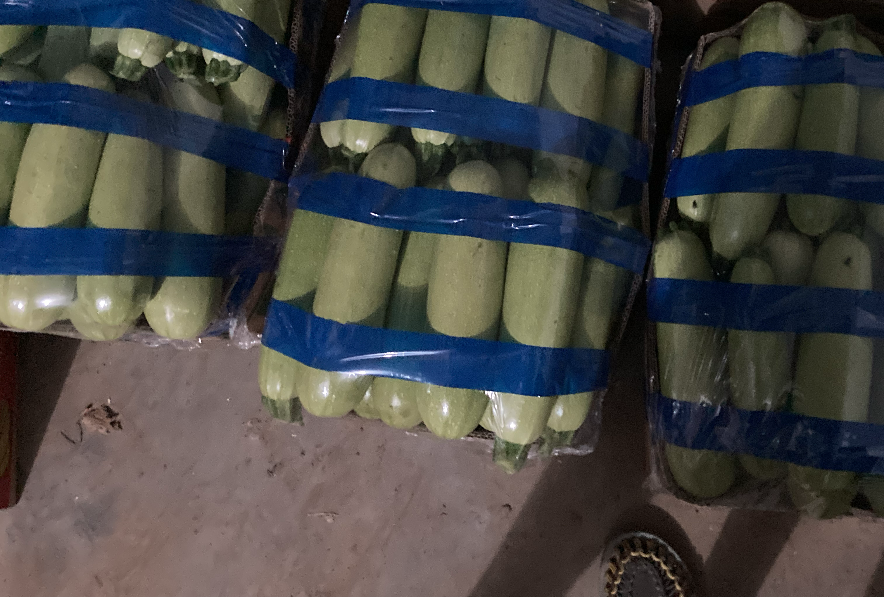 超市货架上的新鲜西葫芦陈列场景