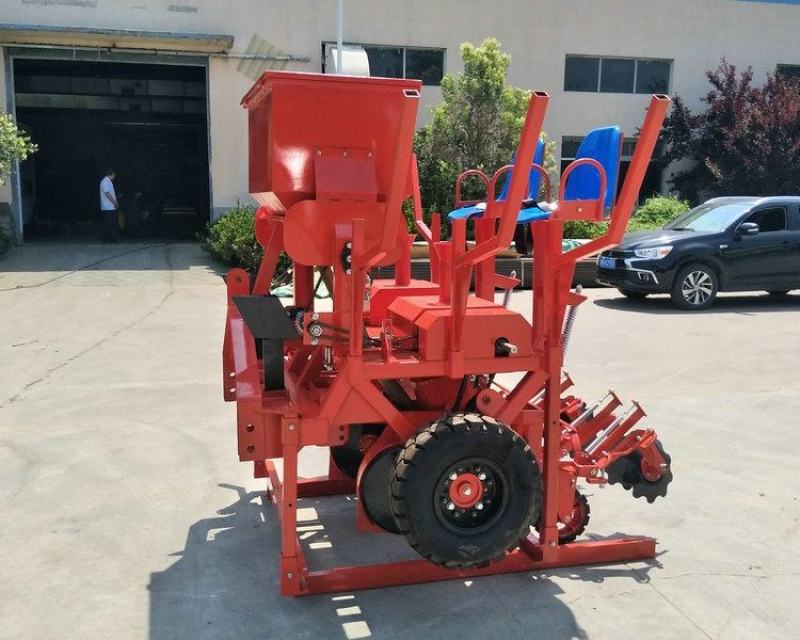 沃农双行木薯种植机开沟播种施肥切种盖土一体机