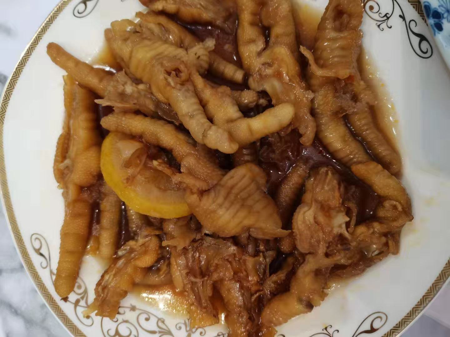 高清俯拍:白瓷盘中盛放12只饱满鸡爪,色泽枣红透亮,表面凝结薄层琥珀卤冻,点缀金黄柠檬皮丝与翠绿香菜,背景虚化处可见玻璃罐中澄澈柠檬卤汁,突出‘清爽不腻、胶质丰盈’的视觉质感 成品柠檬卤鸡爪摆盘特写