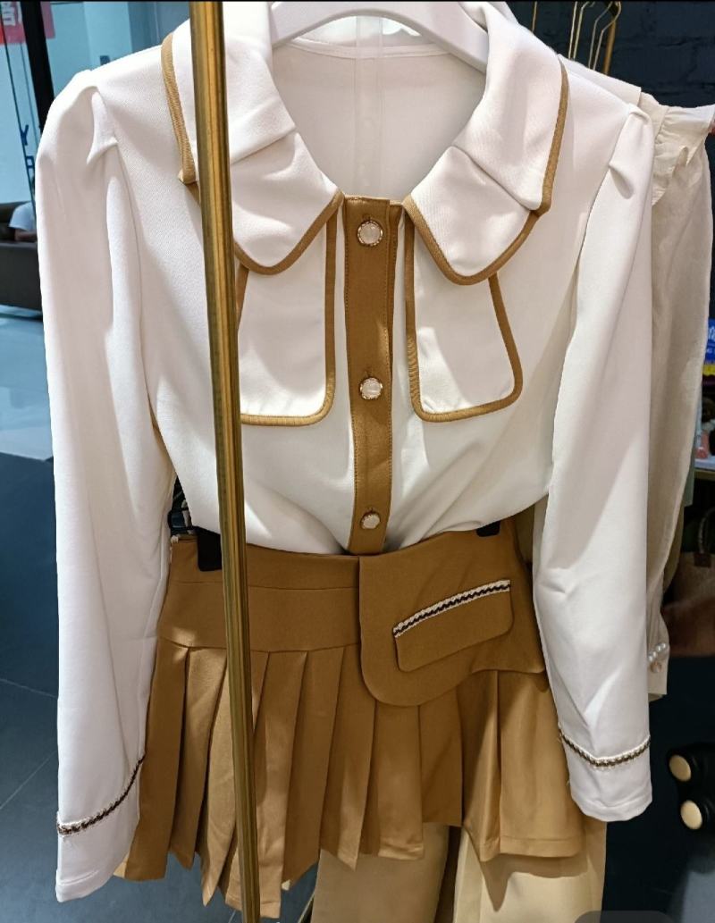 实体店下架靓妹儿女装