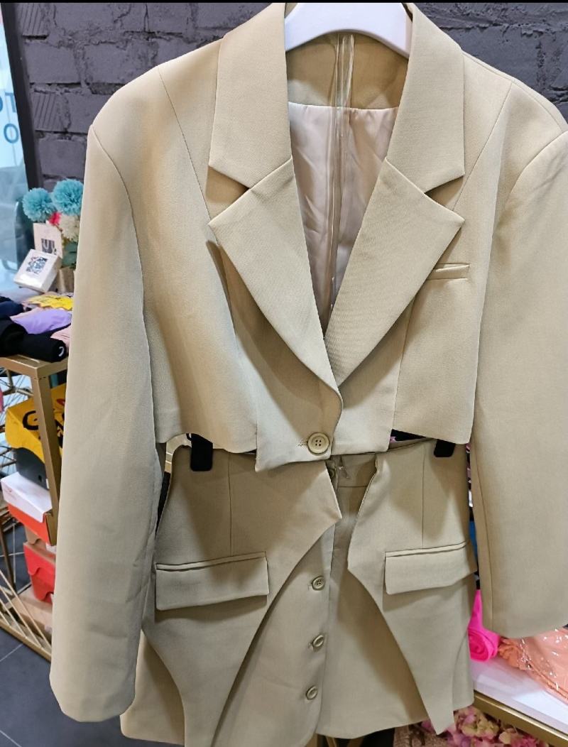 实体店下架靓妹儿女装