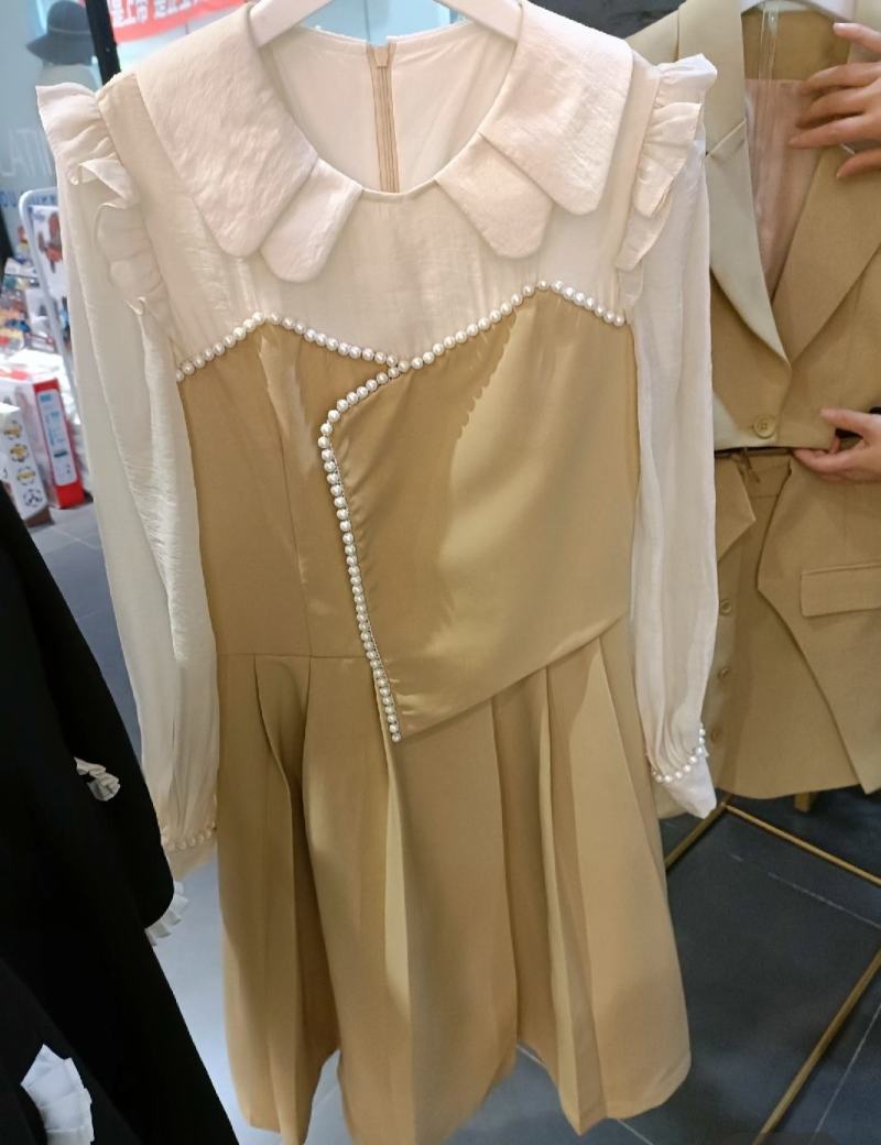 实体店下架靓妹儿女装