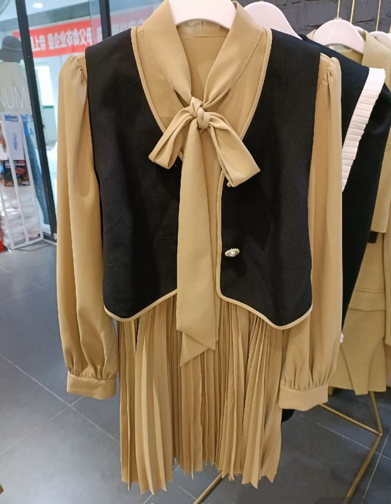 实体店下架靓妹儿女装