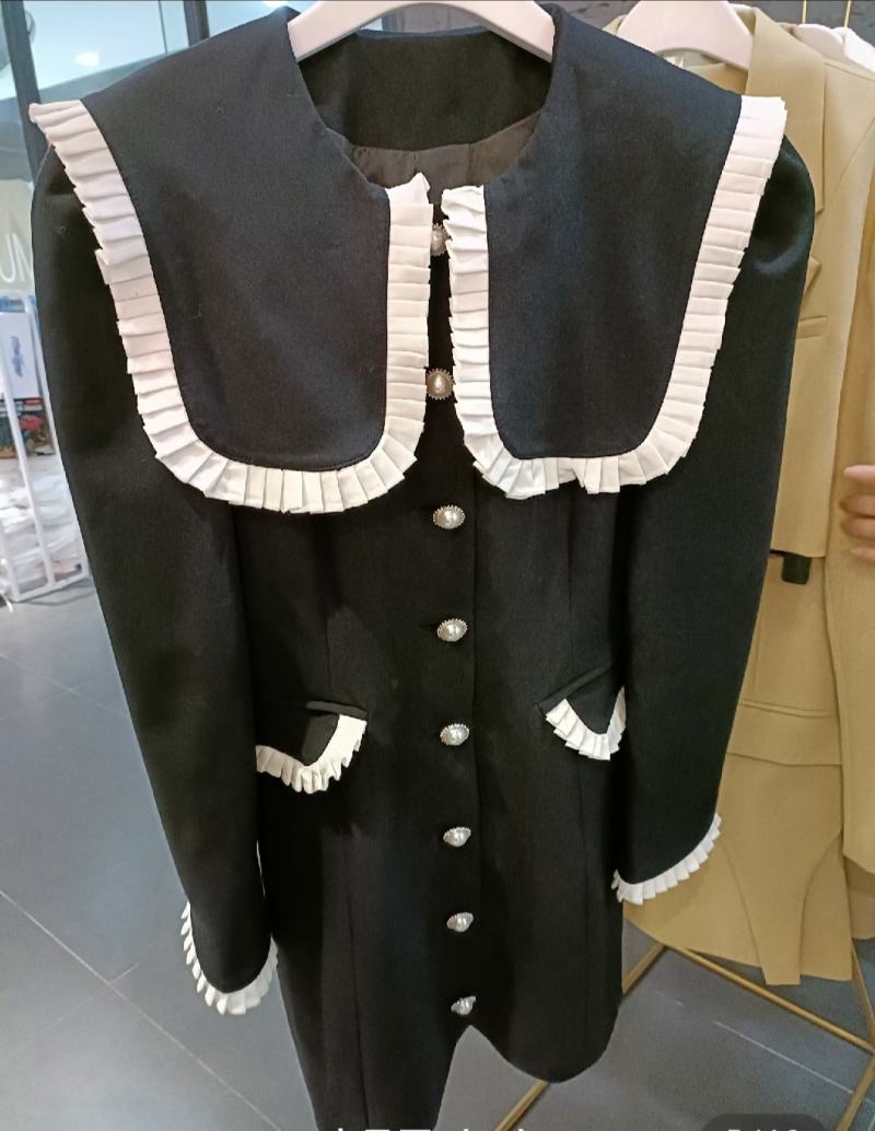 实体店下架靓妹儿女装