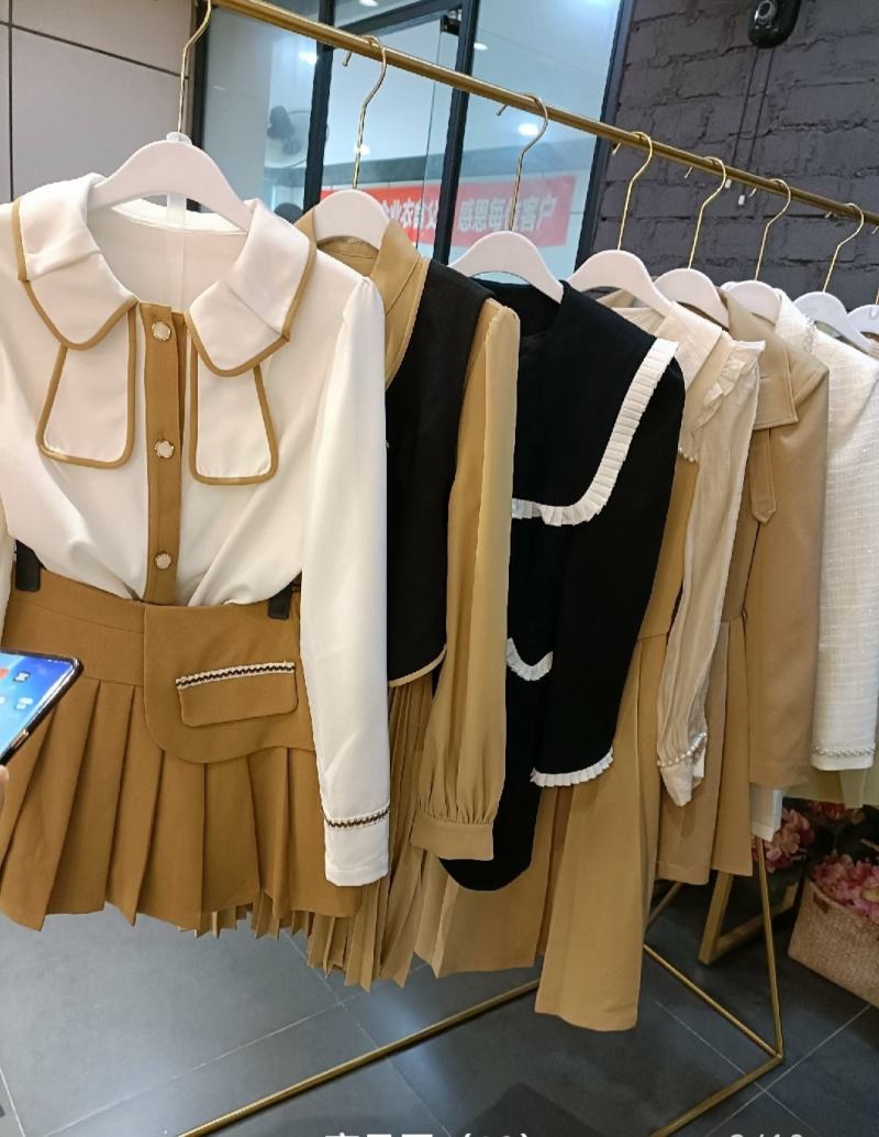 实体店下架靓妹儿女装