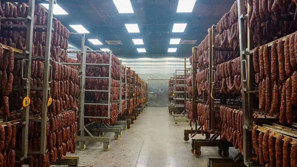 展示蔓菁腌制罐、干制品、功能性食品包装等深加工产品 芜菁型油菜深加工产品展示