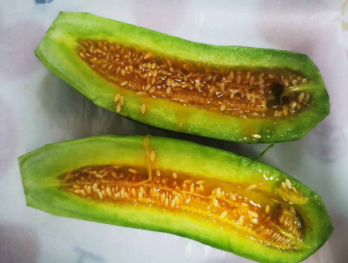 羊角蜜甜瓜切开展示果肉