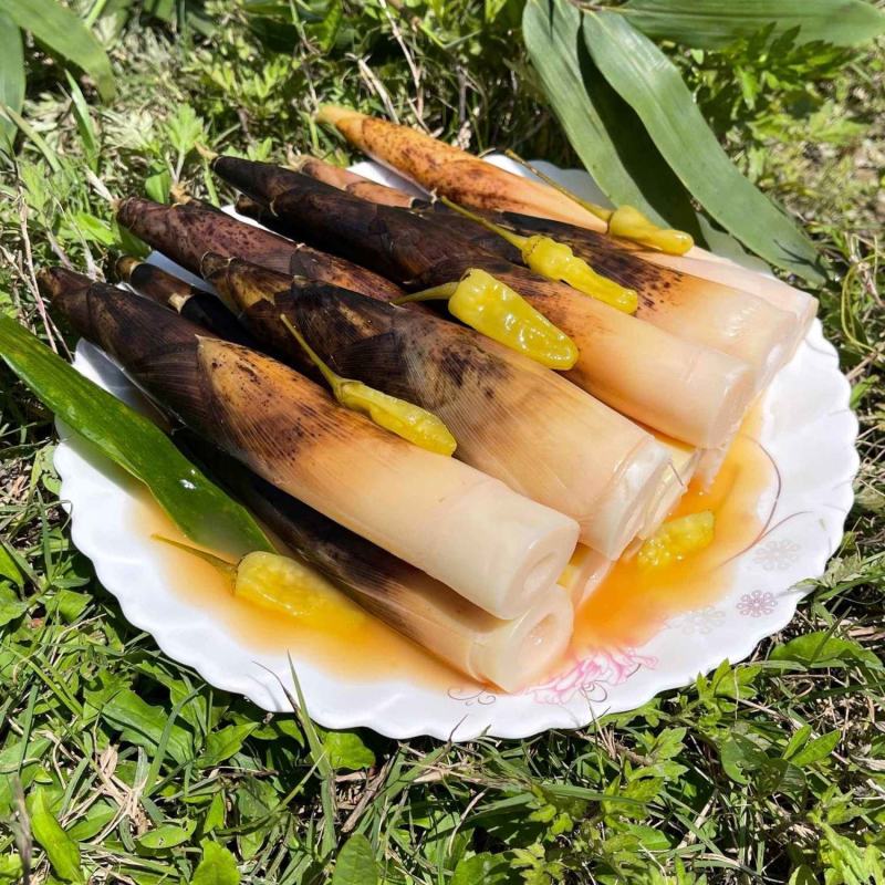 网红手剥笋。三种口味：香辣味、老汤味、泡椒味。鲜嫩爽口