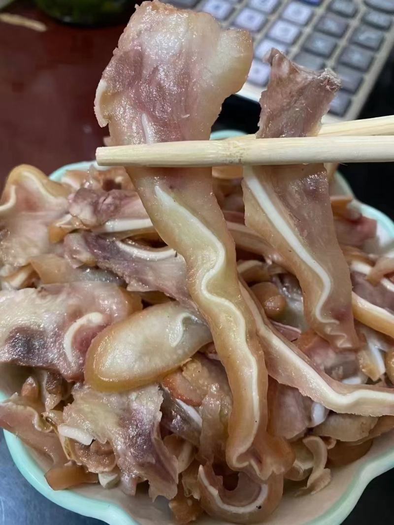 卤猪耳朵。。。骨脆肉香。。。。。。。。。。。。。。。。。