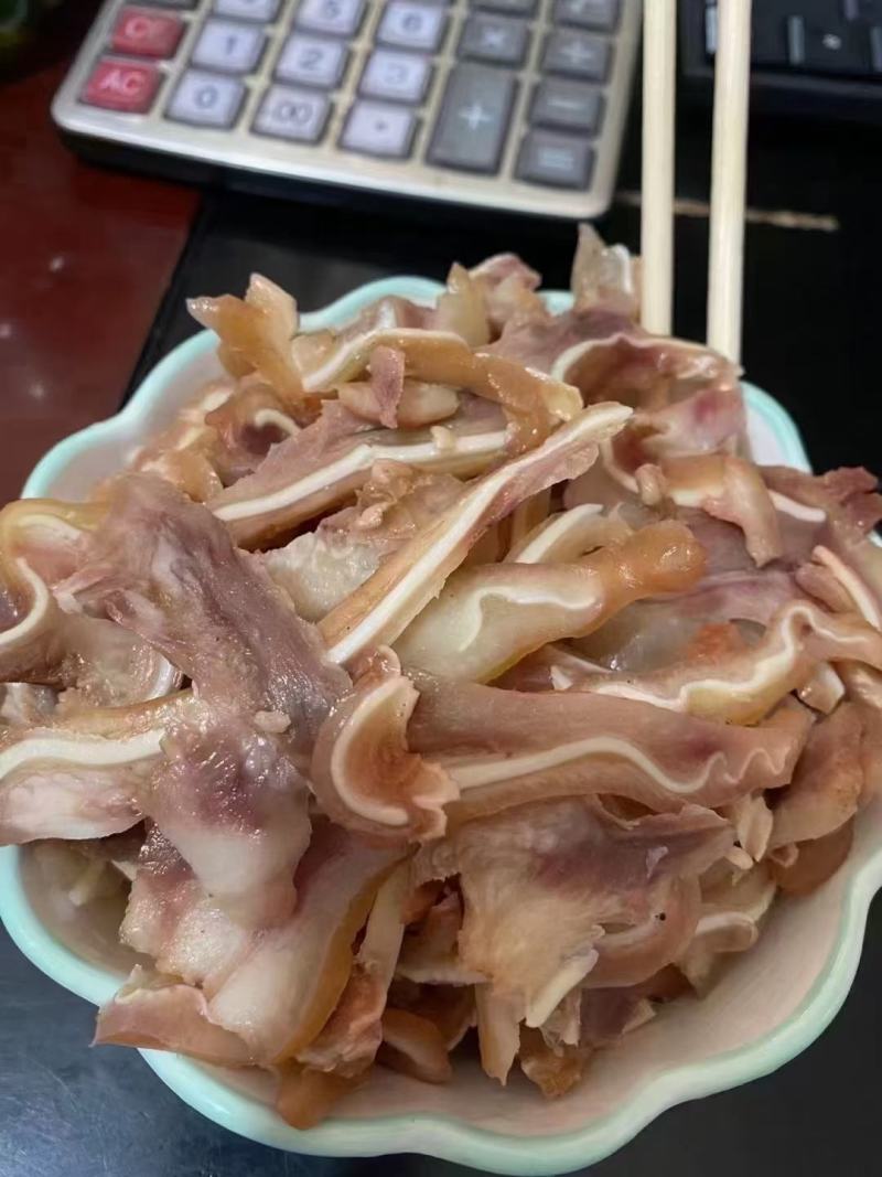 卤猪耳朵。。。骨脆肉香。。。。。。。。。。。。。。。。。