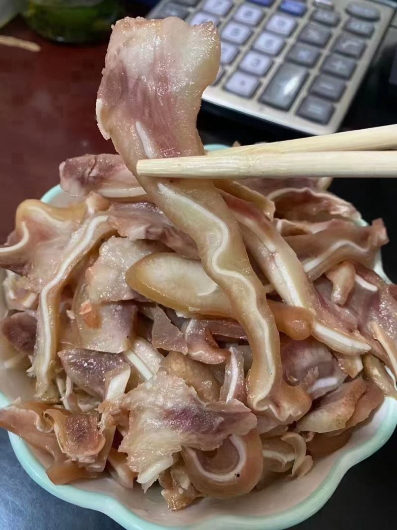 卤猪耳朵。。。骨脆肉香。。。。。。。。。。。。。。。。。