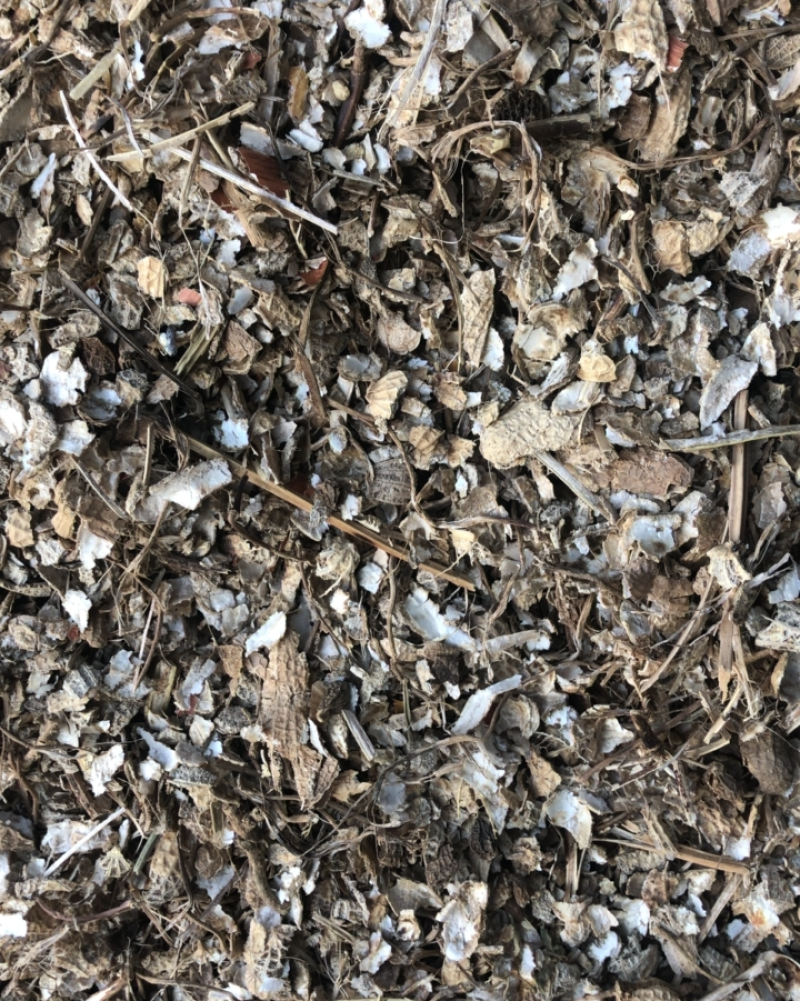 花生壳，玉米秸秆。