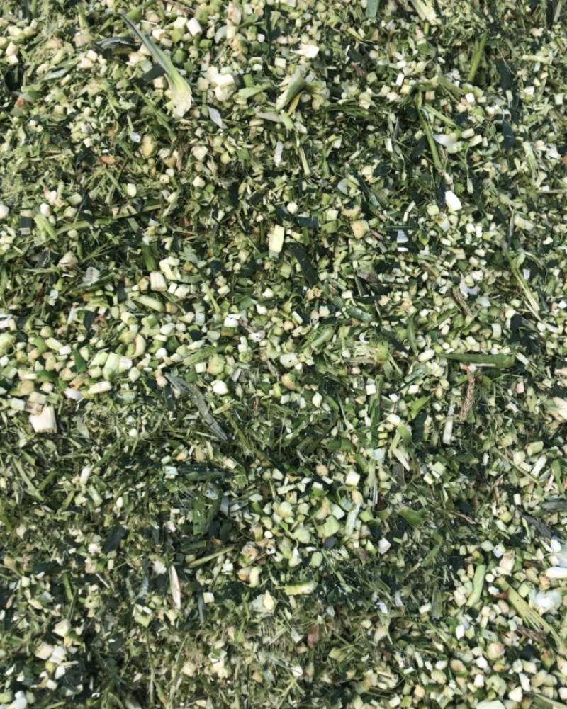 花生壳，玉米秸秆。