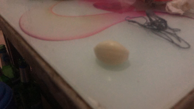 红蒜与食材搭配的食谱示意图,展示红蒜与其他食材共同烹饪的场景 红蒜食谱示意图