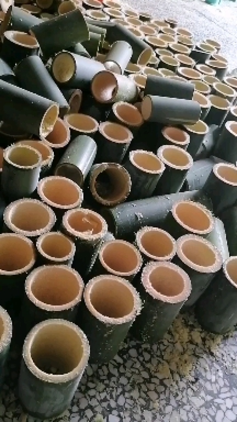 自家种的大量单竹，可以按顾客要求规格定做，新鲜竹子，量稳