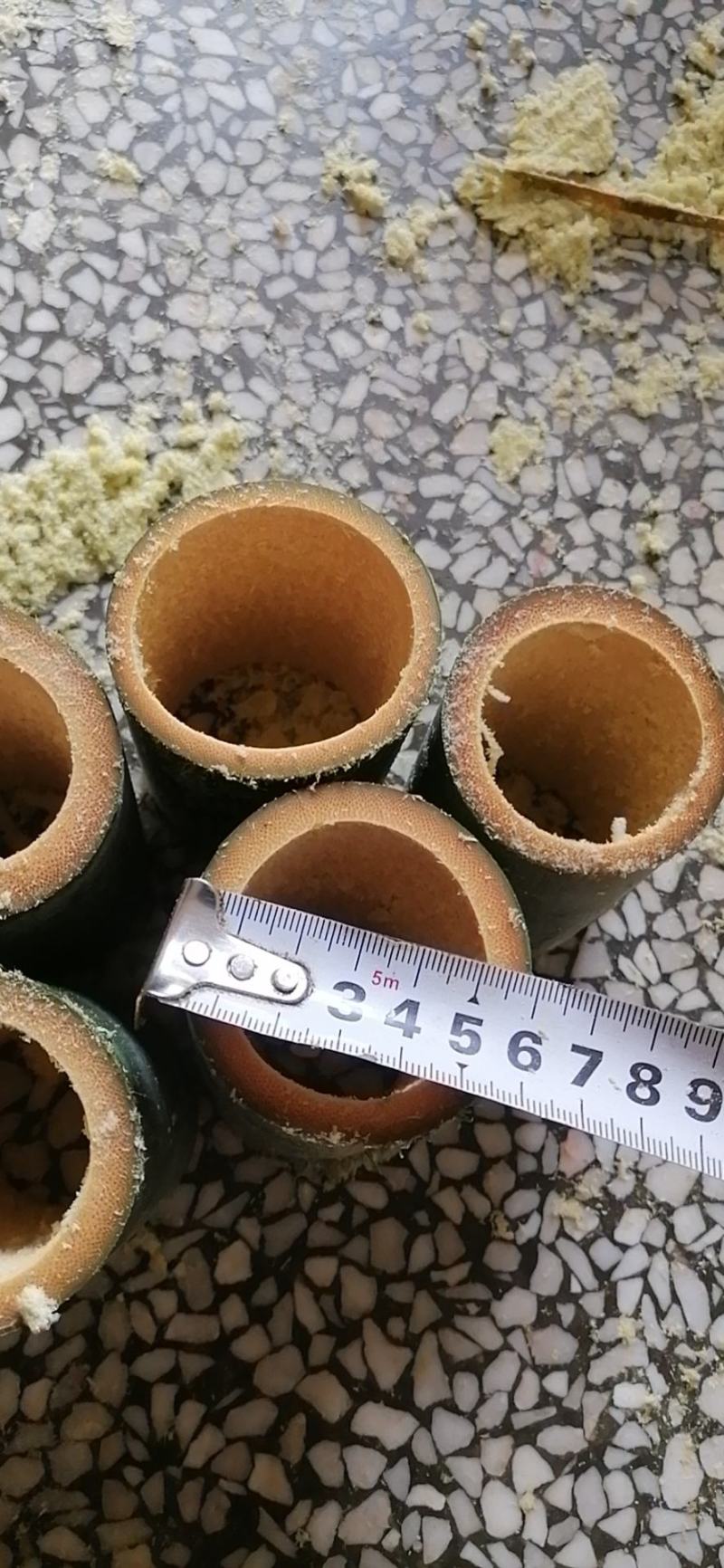 自家种的大量单竹，可以按顾客要求规格定做，新鲜竹子，量稳