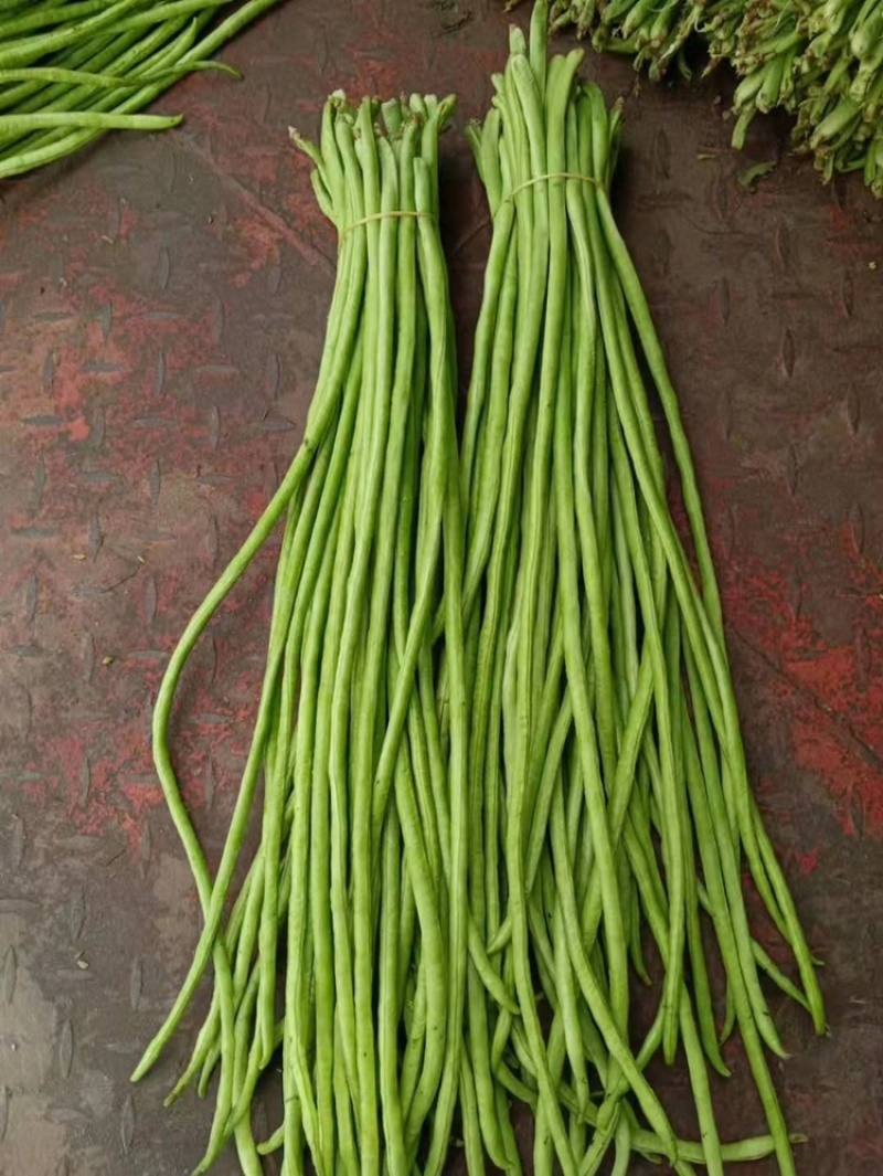 保山施甸豇豆大量上市。
