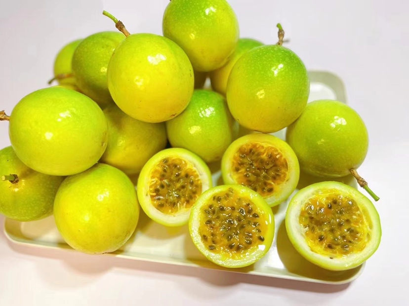 专业科研实拍:中国疾控中心营养所实验室,技术人员正在进行黄金百香果人体血糖应答试验,背景可见ISO认证的GI测定流程图与实时血糖监测曲线屏,凸显数据权威性 实验室场景:科研人员使用ISO 26642:2010标准方法测定黄金百香果GI值,桌上摆放血糖仪、标准化葡萄糖溶液对照组及受试者指尖采血装置