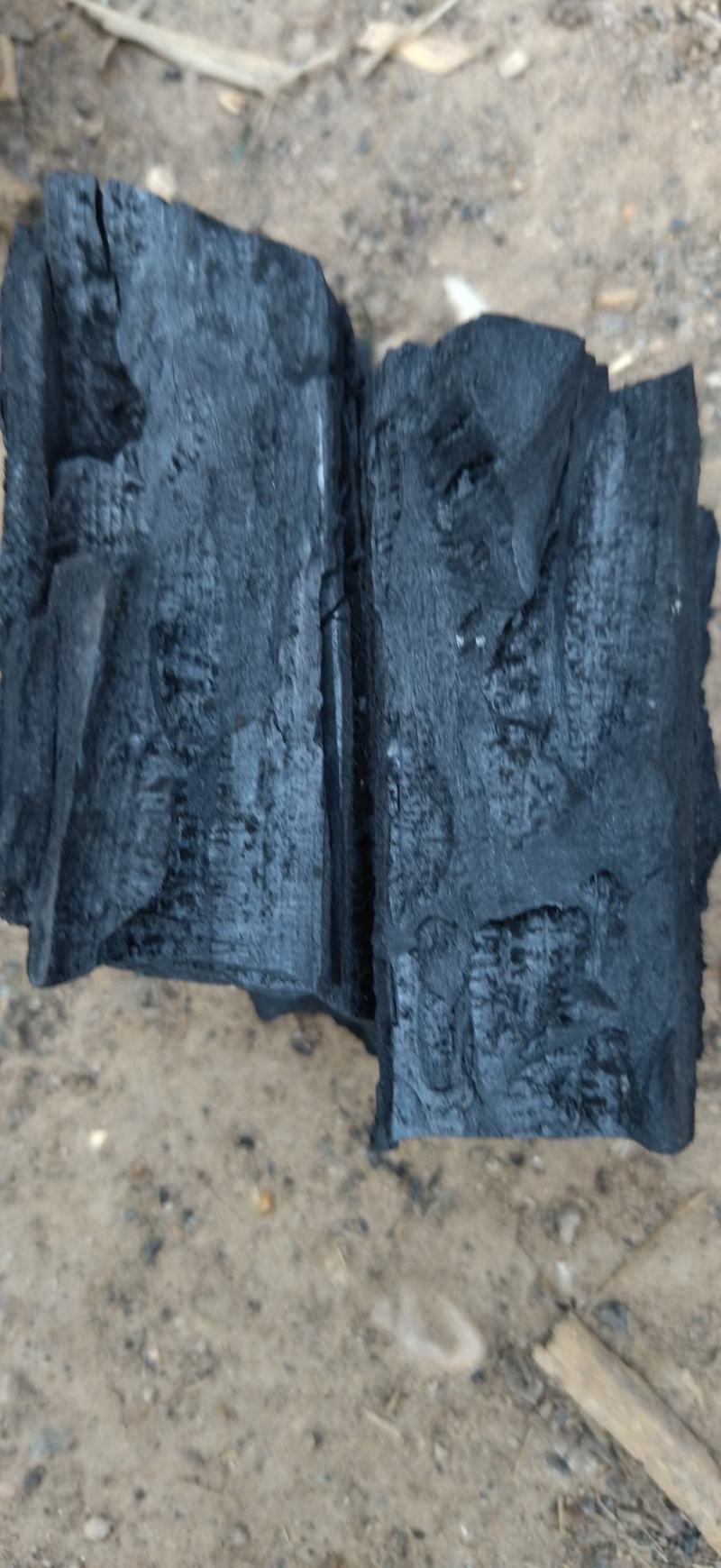 出售烧烤炭果木炭。受大环境影响半价亏本处理了，先到先得。